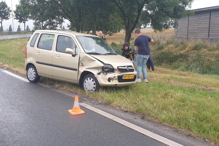 Automobilist rijdt tegen vangrail