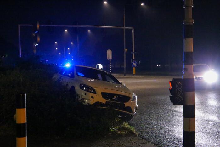Bestuurder verliest macht over het stuur en belandt met auto in struiken