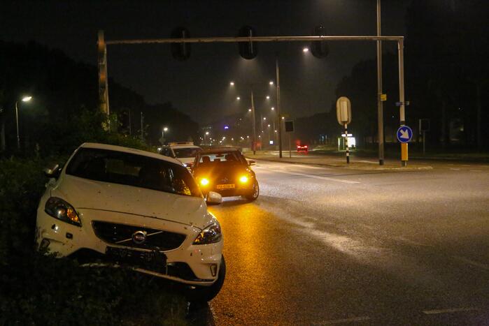 Bestuurder verliest macht over het stuur en belandt met auto in struiken