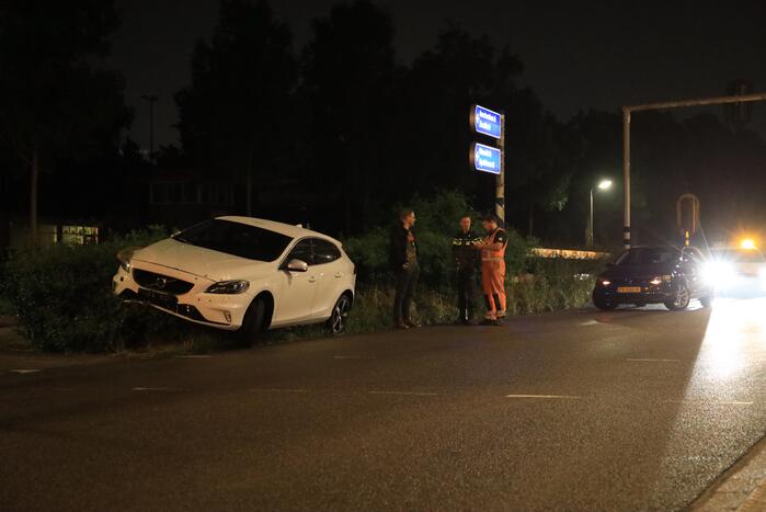 Bestuurder verliest macht over het stuur en belandt met auto in struiken