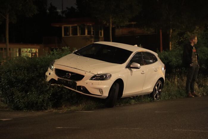 Bestuurder verliest macht over het stuur en belandt met auto in struiken