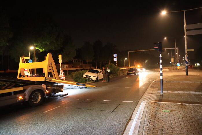 Bestuurder verliest macht over het stuur en belandt met auto in struiken