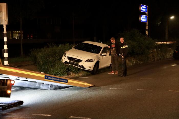 Bestuurder verliest macht over het stuur en belandt met auto in struiken