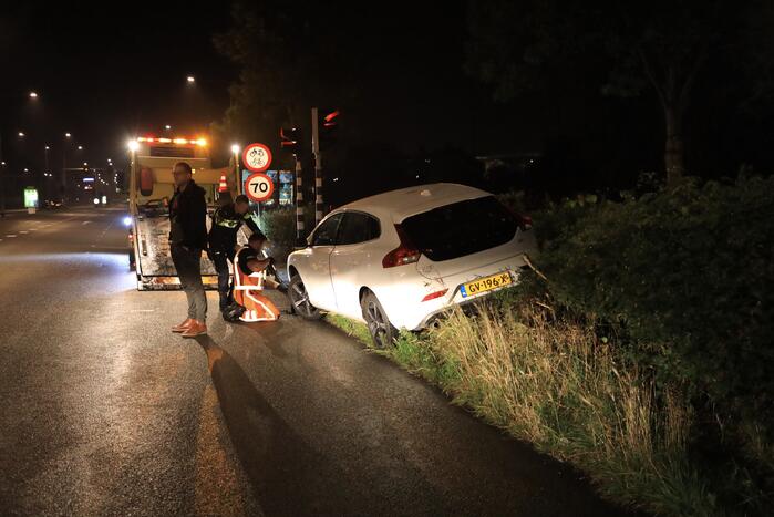 Bestuurder verliest macht over het stuur en belandt met auto in struiken