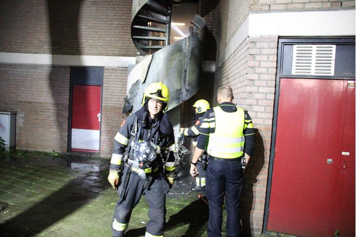 Brandweer blust brandende scooter