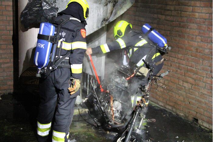 Brandweer blust brandende scooter