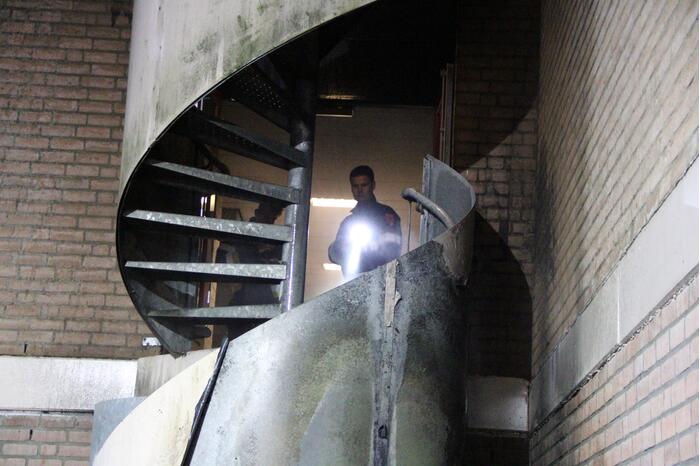 Brandweer blust brandende scooter