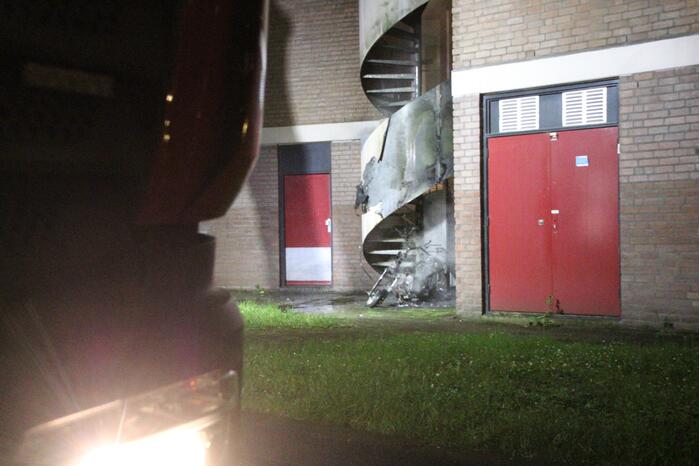 Brandweer blust brandende scooter