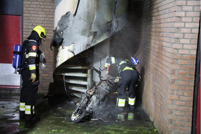 Brandweer blust brandende scooter