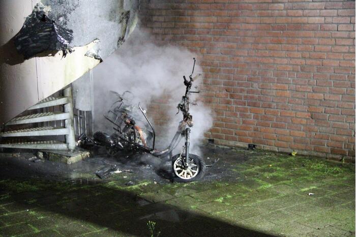Brandweer blust brandende scooter