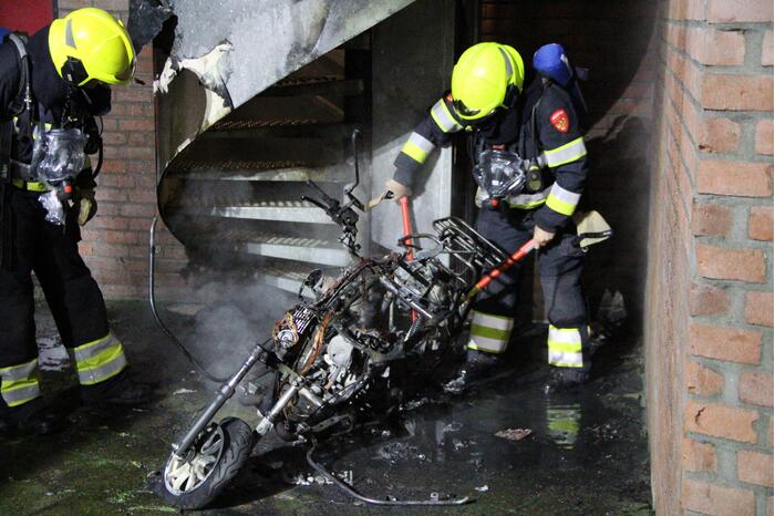 Brandweer blust brandende scooter