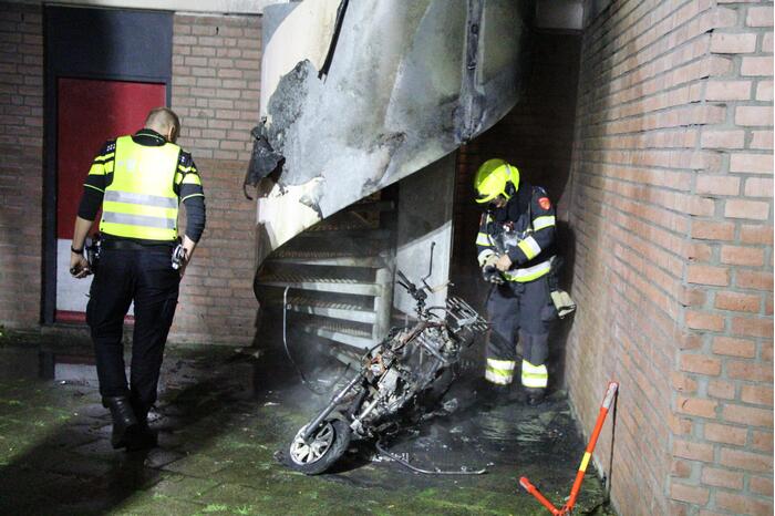 Brandweer blust brandende scooter