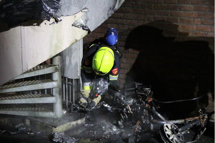 Brandweer blust brandende scooter
