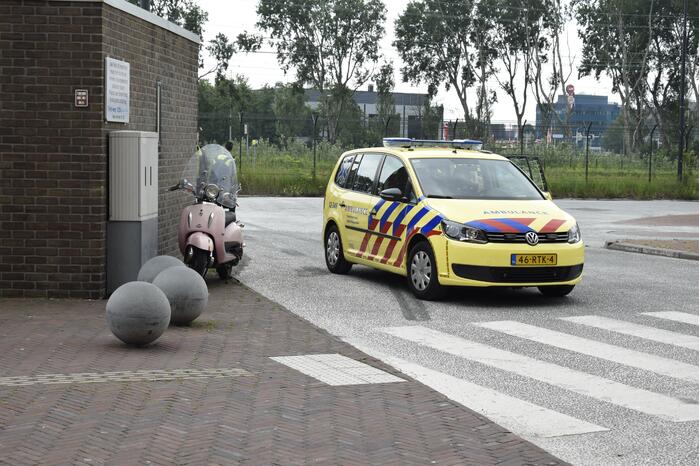 Scooterrijdster onderuit bij ongeval