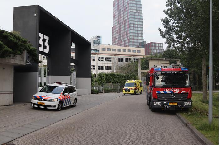 Man vast in hekwerk terrein kantoorgebouw