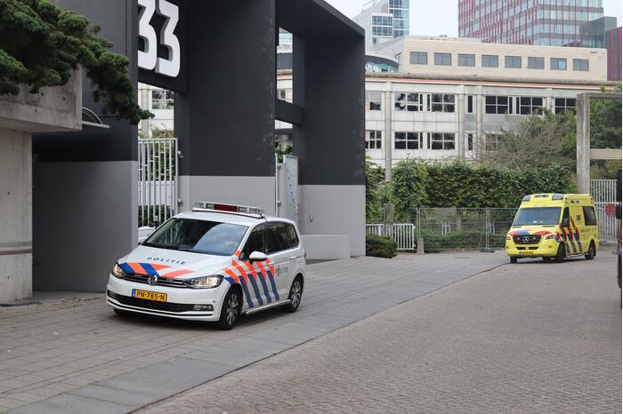 Man vast in hekwerk terrein kantoorgebouw