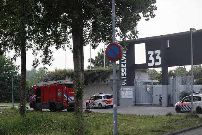 Man vast in hekwerk terrein kantoorgebouw