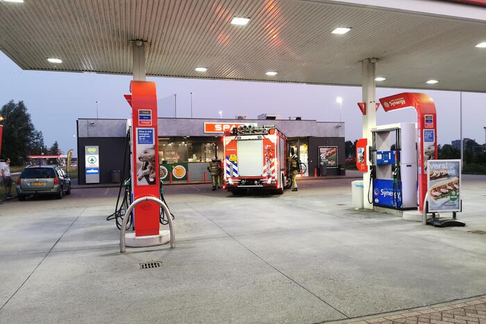 Rookgenerator gaat af bij Esso-tankstation