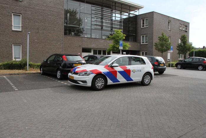 Omwonenden verontrust, politie slaat raam in