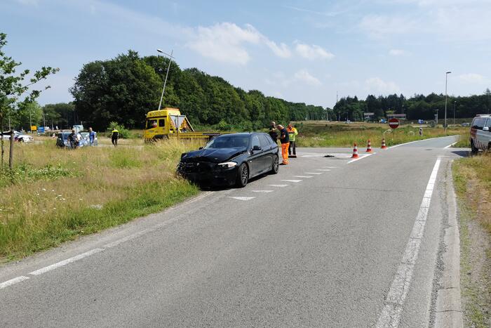 Schade bij botsing op rotonde