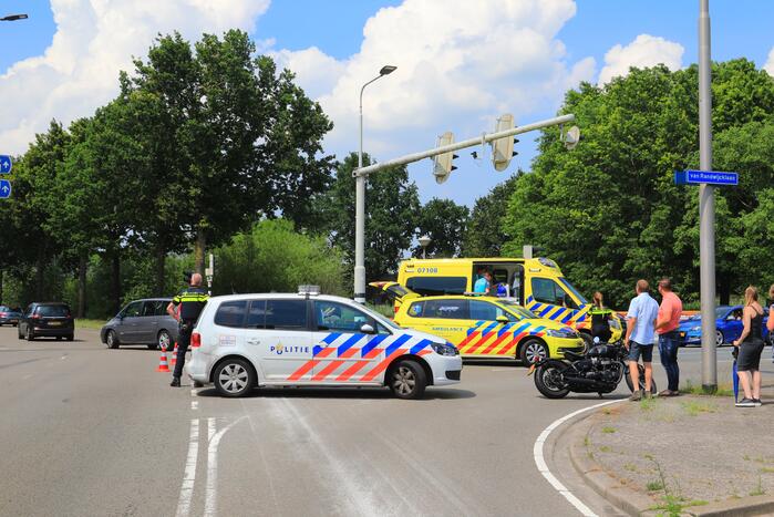 Motorrijder ernstig gewond automobilist rijdt door