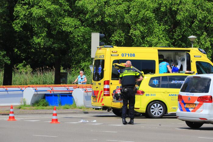 Motorrijder ernstig gewond automobilist rijdt door