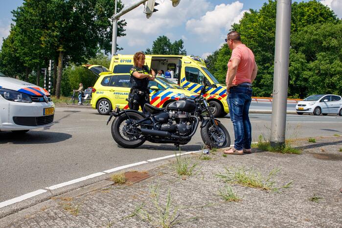 Motorrijder ernstig gewond automobilist rijdt door