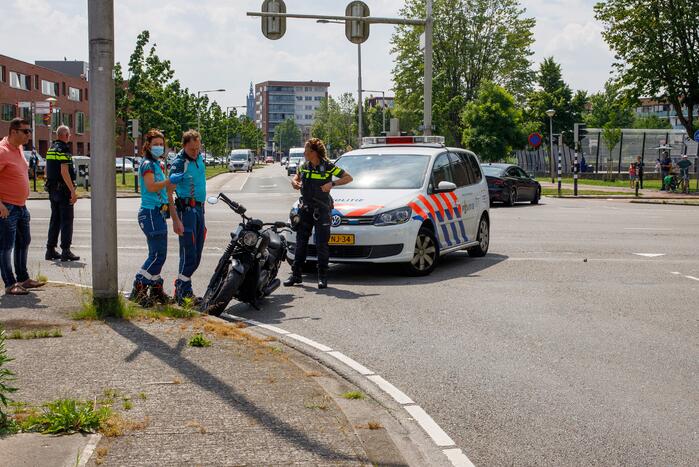 Motorrijder ernstig gewond automobilist rijdt door