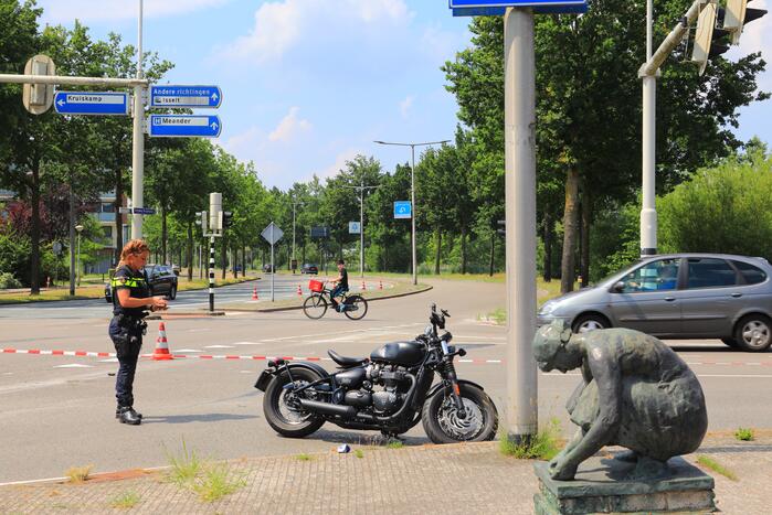Motorrijder ernstig gewond automobilist rijdt door