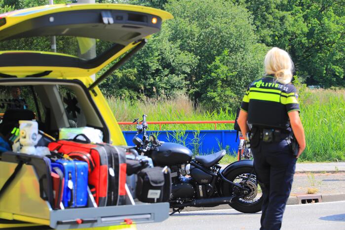 Motorrijder ernstig gewond automobilist rijdt door