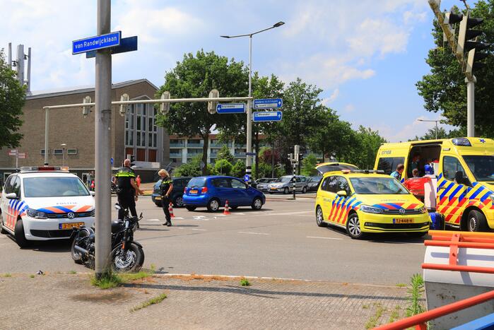 Motorrijder ernstig gewond automobilist rijdt door