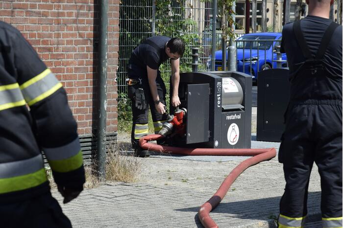Afval in ondergrondse container vat vlam
