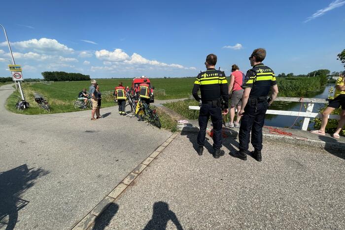 Magneetvissers vinden object in sloot