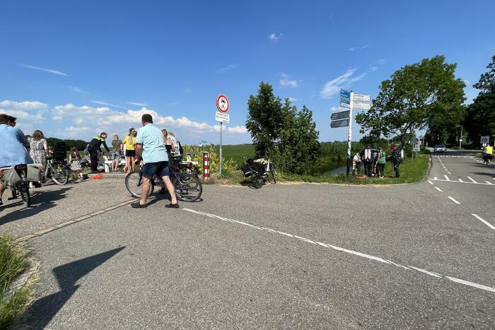 Magneetvissers vinden object in sloot