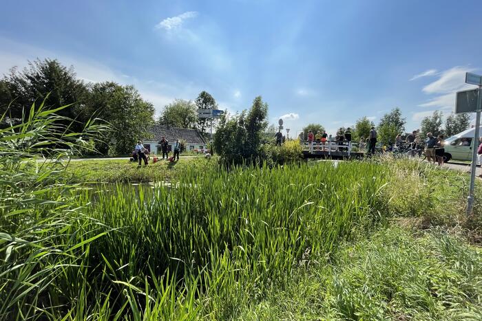 Magneetvissers vinden object in sloot