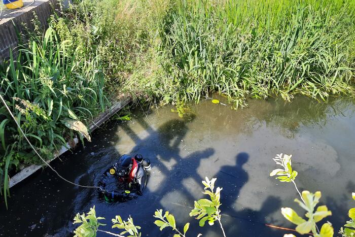 Magneetvissers vinden object in sloot