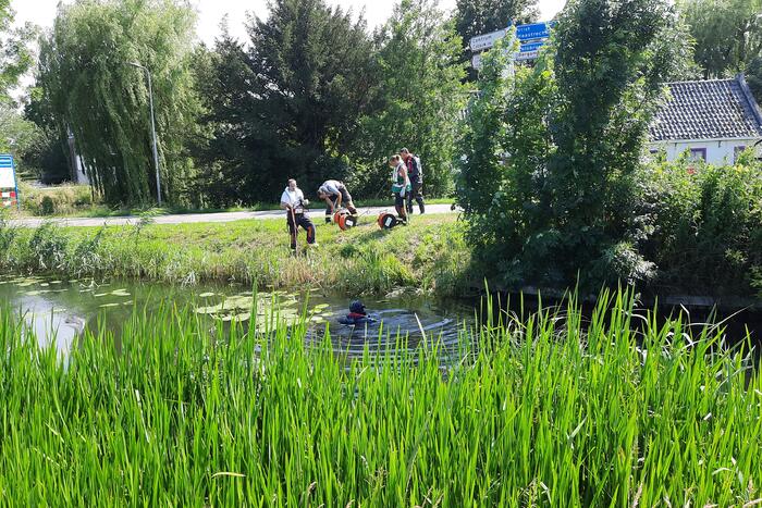 Magneetvissers vinden object in sloot