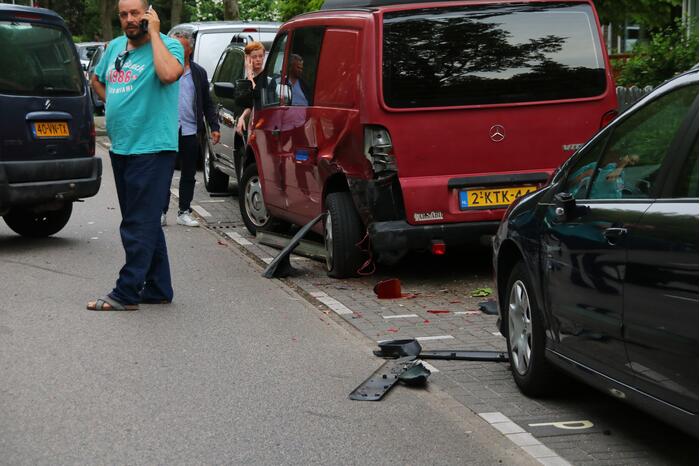 Bestelbus rijdt tegen geparkeerd busje