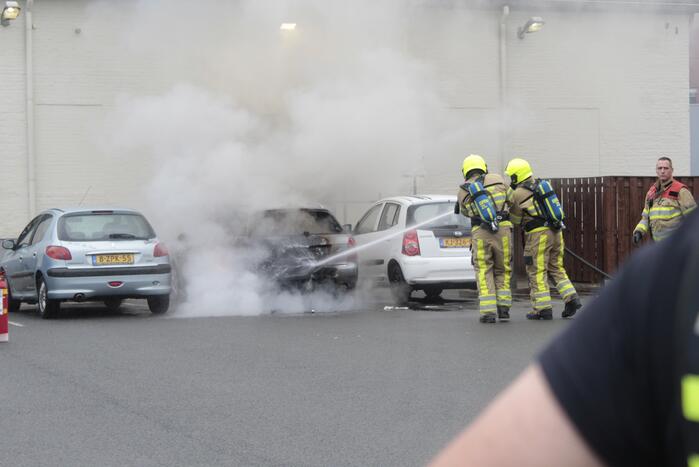 Auto in brand op parkeerplaats