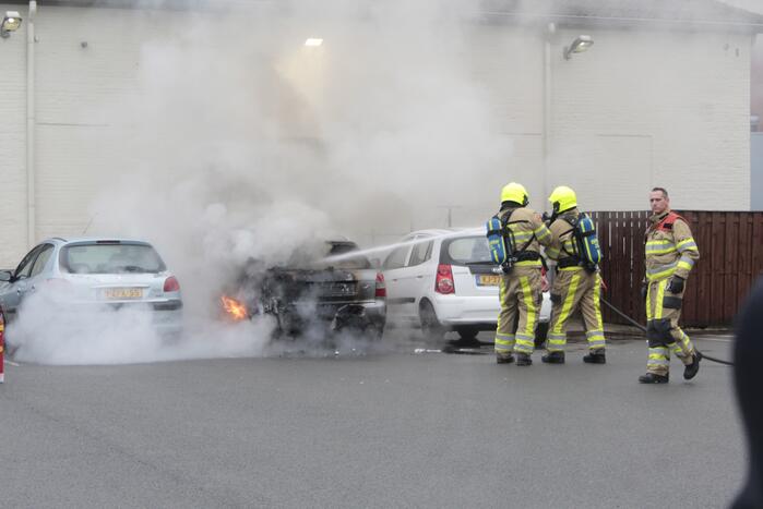 Auto in brand op parkeerplaats