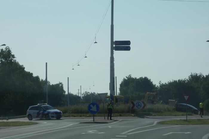 Twee personenwagens betrokken bij botsing op rotonde