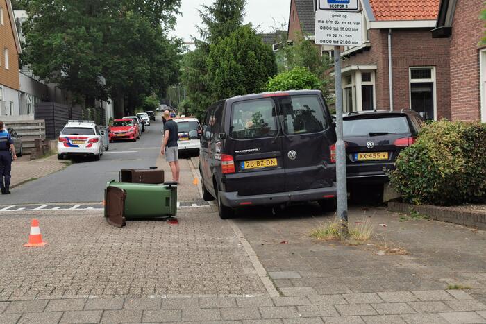Bestelbus rolt achteruit en zorgt voor flinke schade