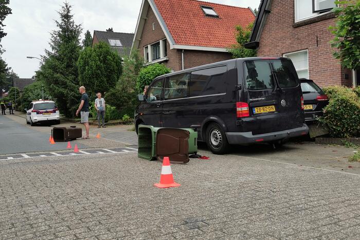 Bestelbus rolt achteruit en zorgt voor flinke schade