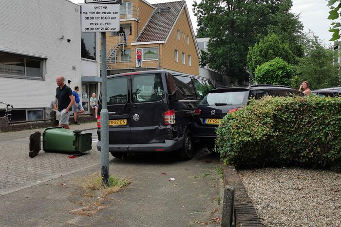 Bestelbus rolt achteruit en zorgt voor flinke schade
