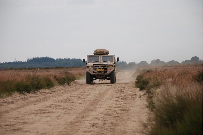 Defensie oefent met parachutisten op Ginkelse Heide