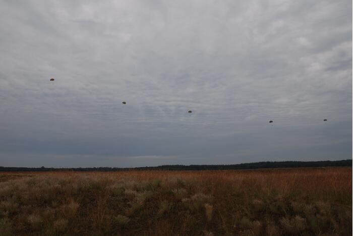Defensie oefent met parachutisten op Ginkelse Heide