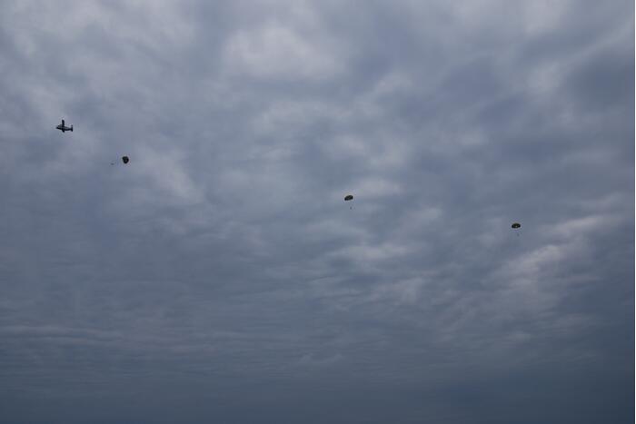 Defensie oefent met parachutisten op Ginkelse Heide