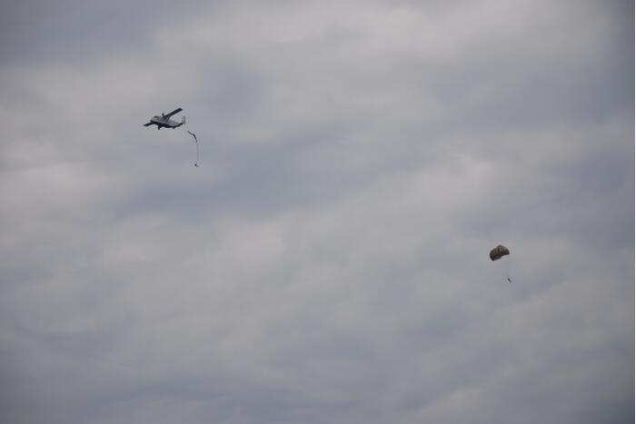 Defensie oefent met parachutisten op Ginkelse Heide