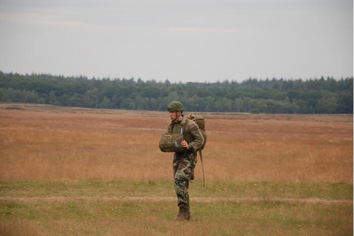 Defensie oefent met parachutisten op Ginkelse Heide
