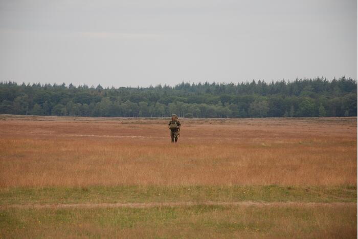 Defensie oefent met parachutisten op Ginkelse Heide